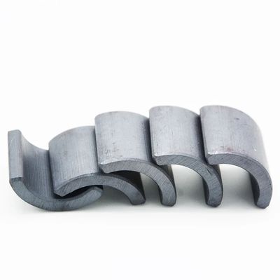 qualité Aimants Ferrite Courbés Personnalisés FB9B/FB12B Grade 250°C Résistants aux Hautes Températures 450mT Brmax usine
