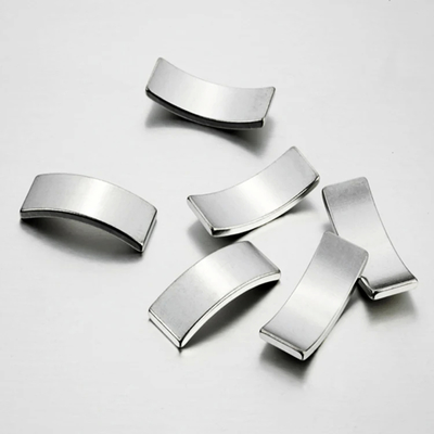 Bon prix Magnétes à arc de terre rare recouverts de nickel anisotrope pour la magnétisation directionnelle en ligne